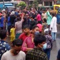 ব্যাটারিচালিত রিকশা চালু রাখার দাবিতে সড়ক অবরোধ