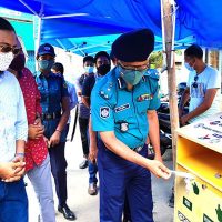 বরিশালে ব্যস্ততম সড়কের পাশেই করোনা প্রতিরোধ বুথ