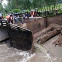 সেতুর সংযোগ সড়ক ভেঙে ভোগান্তিতে হাজারো মানুষ
