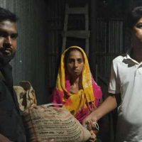 সেই প্রতিবন্ধীদের বাসায় ত্রাণ পৌঁছে দিলো যুবলীগ