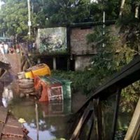 পাথর বোঝাই ট্রা‌কের ভা‌রে ভে‌ঙে প‌ড়লো বেইলি ব্রিজ