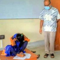 পা দিয়ে ভর্তি পরীক্ষা দিলেন ঢাবির এক পরীক্ষার্থী