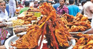 রমজানের প্রথম দিনেই জমজমাট চকবাজারের ইফতার বাজার