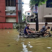 সিলেটে বড় হচ্ছে বন্যা, আতঙ্কে বানভাসী মানুষ