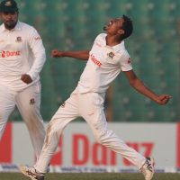 আয়ারকে আউট করার পর ভোগাচ্ছেন টেল-এন্ডাররা