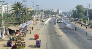 সাভারে মোড়ে মোড়ে পুলিশ, সড়কে নেই গণপরিবহন