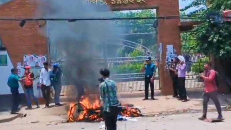 মিরপুরে বিএনপি-ছাত্রলীগ সংঘর্ষ:মোটরসাইকেলে আগুন