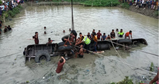 নিয়ন্ত্রণ হারিয়ে বাস পুকুরে,শিশু সহ নিহত ১৭