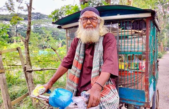 বাকেরগঞ্জে ৮৭ বছর বয়সে ভ্যান গাড়িতে ফেরি করে বই বিক্রি করছেন মুক্তিযোদ্ধা! 