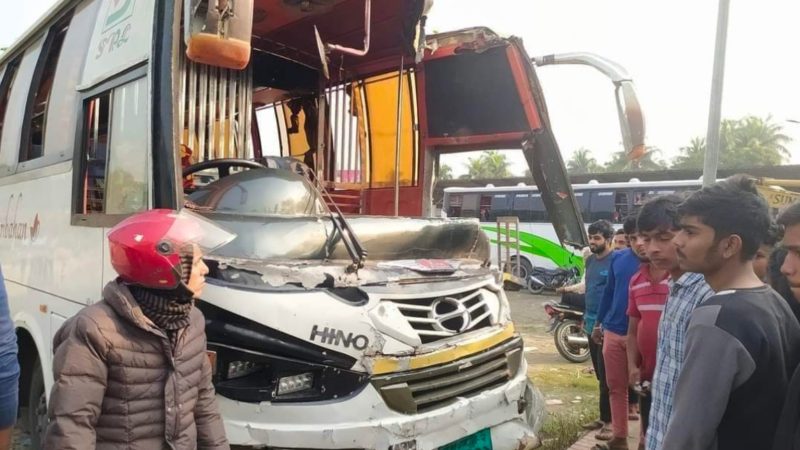 কালকিনিতে বাস-প্রাইভেটকার-অটোভ্যানের ত্রিমুখি সংঘর্ষে নারী যাত্রীসহ আহত-১০