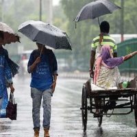 বৃষ্টি মাথায় নিয়ে হলে পরীক্ষার্থীরা