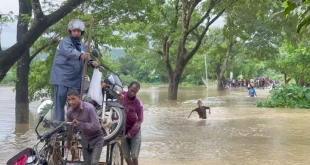 গোমতীর বাঁধ ভেঙে লোকালয়ে পানি, শতাধিক গ্রাম প্লাবিত