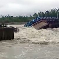 বন্যার পানির ঢলে ভেঙে গেছে মুছাপুর স্লুইসগেট, এলাকাজুড়ে আতঙ্ক