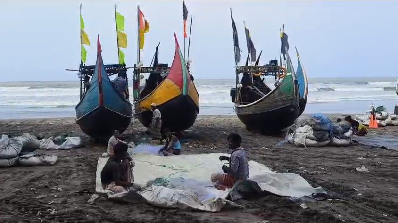 সাগর উত্তাল তিন নম্বর সতর্ক সংকেত বুনে সময় কাটছে টেকনাফের জেলেদের