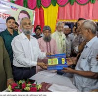 মিরসরাইয়ে দুর্গাপূজায় দুস্থ হিন্দু পরিবারের মাঝে বিএনপি নেতাদের উপহার