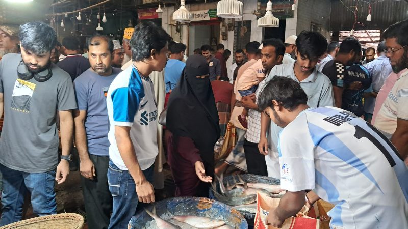 চাঁদপুরে শেষ মুহুর্তে রেকর্ড দামে বিক্রি হচ্ছে ইলিশ, কেজি ৩০০০ টাকা !