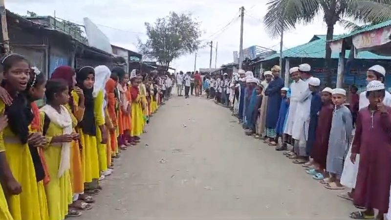 সেন্টমার্টিনে পর্যটকদের জন্য উন্মুক্ত রাখার দাবিতে গণমিছিল করেছে দ্বীপের মানুষ