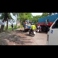মাছের গাড়িতে পানি দেওয়ার পয়েন্টের কারনে  ক্ষতিগ্রস্ত মহাসড়ক 