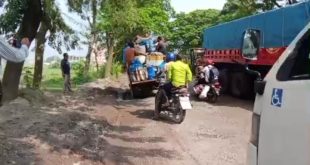 মাছের গাড়িতে পানি দেওয়ার পয়েন্টের কারনে  ক্ষতিগ্রস্ত মহাসড়ক 