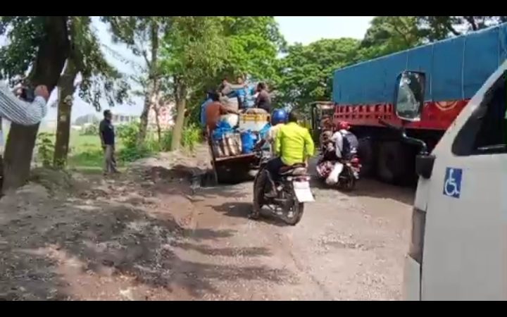 মাছের গাড়িতে পানি দেওয়ার পয়েন্টের কারনে  ক্ষতিগ্রস্ত মহাসড়ক 