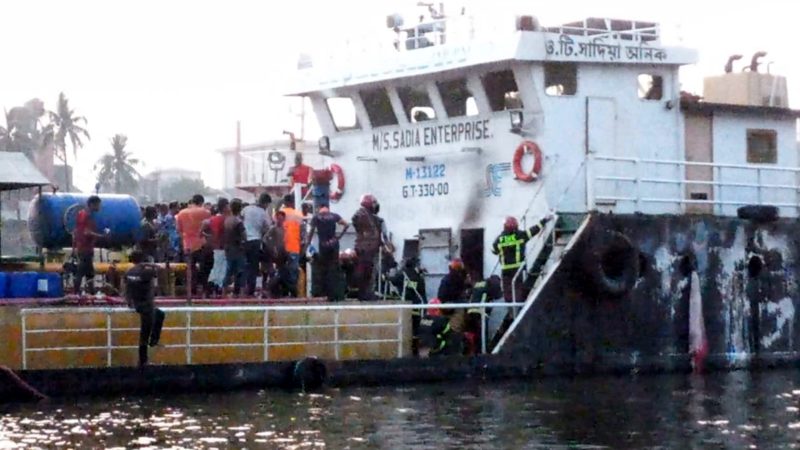 চাঁদপুর ডাকাতিয়ায় তেলবাহী জাহাজে আগুন, অগ্নিদগ্ধ ৬