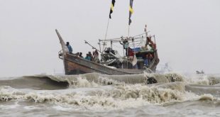 সাগর উত্তাল তিন নম্বর সতর্ক সংকেত  বুনে সময় কাটছে টেকনাফের জেলেদের