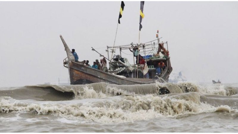 সাগর উত্তাল তিন নম্বর সতর্ক সংকেত  বুনে সময় কাটছে টেকনাফের জেলেদের