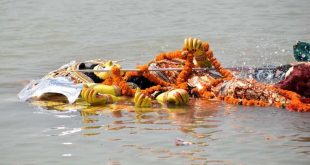 ভক্তদের চোখের জলে দেবী দুর্গার বিদায়