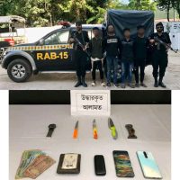কক্সবাজারে র‍্যাব-১৫ এর অভিযানে সুগন্ধা পয়েন্ট থেকে অস্ত্রসহ ৪ ডাকাত গ্রেফতার