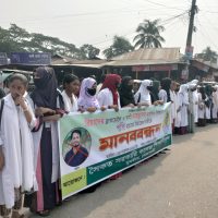 নোয়াখালীর সুবর্ণচরে আলোচিত পপি আত্মহত্যায় অভিযুক্ত প্ররোচনাকারিদের  বিচারের দাবীতে শিক্ষার্থী ও এলাকাবাসীর  মানববন্ধন