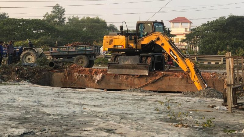 কেরানীগঞ্জে সরকারি কালভার্টের মুখে অবৈধ বাঁধ ভেঙে দিল প্রশাসন