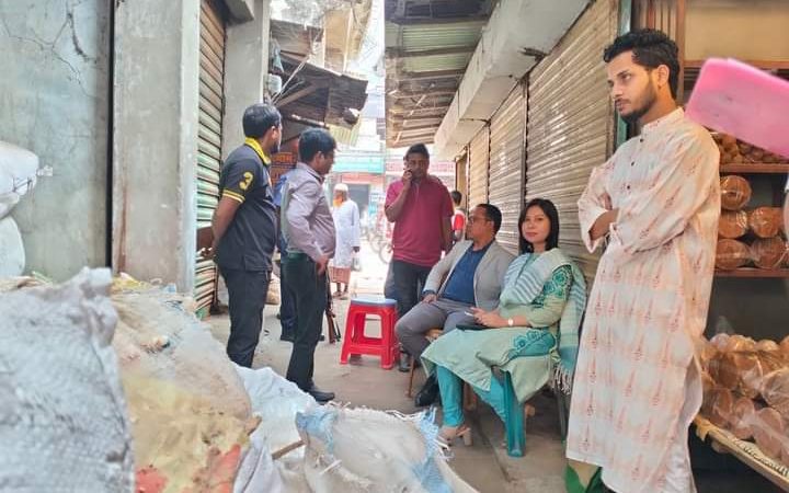 মধুপুরে পলিথিন মজুদ রাখার অপরাধে ১লক্ষ টাকা জরিমানা