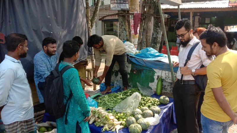 ববি শিক্ষার্থীদের উদ্যোগে ন্যায্যমূল্যে সবজি বিক্রি