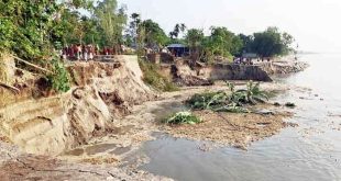 অসময়ে যমুনা নদীর ভাঙনে ২০ পরিবার নিঃস্ব, আতঙ্কে দেড় শতাধিক পরিবার