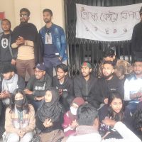 ৩ দফা দাবিতে রাবির প্রশাসনিক ভবনে তালা, অবরুদ্ধ দুই উপ-উপাচার্য
