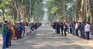 রাবিতে পোষ্য কোটা বহাল রাখার দাবিতে কর্মকর্তা-কর্মচারীদের মানববন্ধন