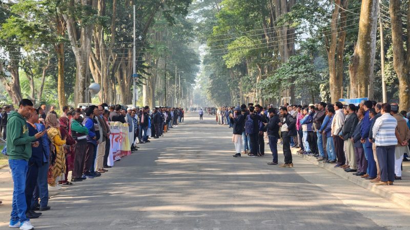 রাবিতে পোষ্য কোটা বহাল রাখার দাবিতে কর্মকর্তা-কর্মচারীদের মানববন্ধন