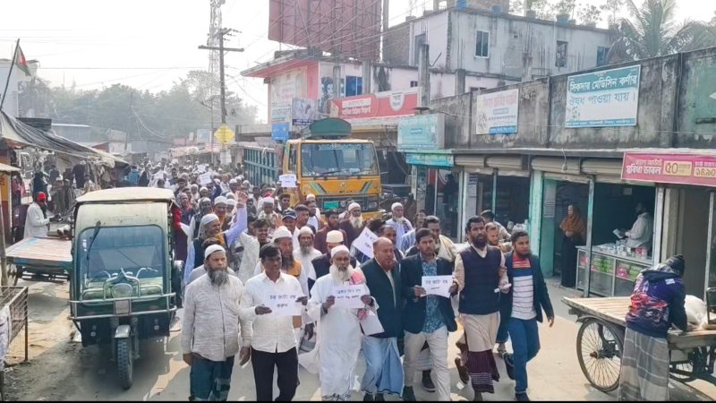 শিবচরে পদ্মা নদীতে অবৈধভাবে বালু উত্তোলন বন্ধের দাবিতে মানববন্ধন ও বিক্ষোভ মিছিল