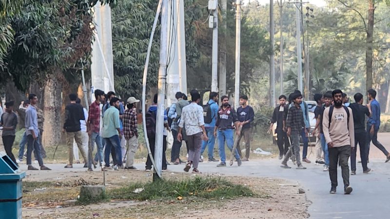 রাবিতে ক্রিকেট খেলাকে কেন্দ্র করে শিক্ষার্থীদের সংঘর্ষ, শিক্ষকসহ আহত ৪