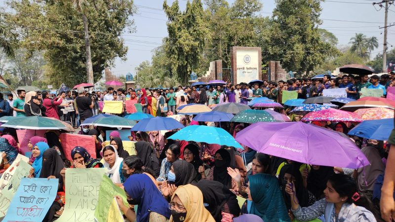 দেশব্যাপী ধর্ষণের প্রতিবাদে তৃতীয় দিনের মতো উত্তাল রাবি, ঢাকা-রাজশাহী মহাসড়ক ফের অবরোধ