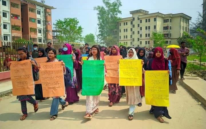 নজরুল বিশ্ববিদ্যালয়ে শিক্ষককে মানহানির প্রতিবাদে শিক্ষার্থীদের বিক্ষোভ