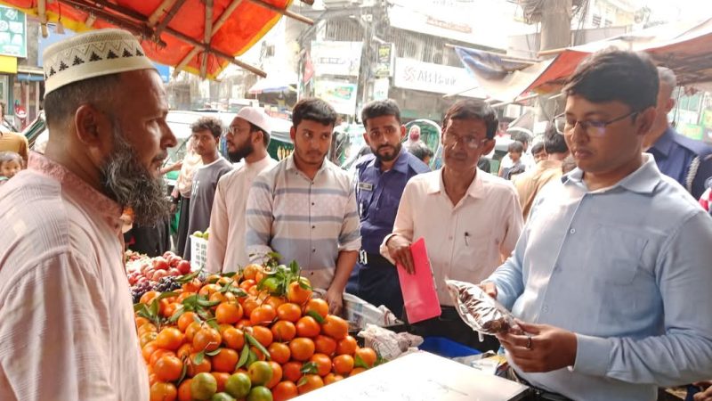 সীতাকুণ্ড বাজারে ভ্রাম্যমান আদালতে জরিমানা