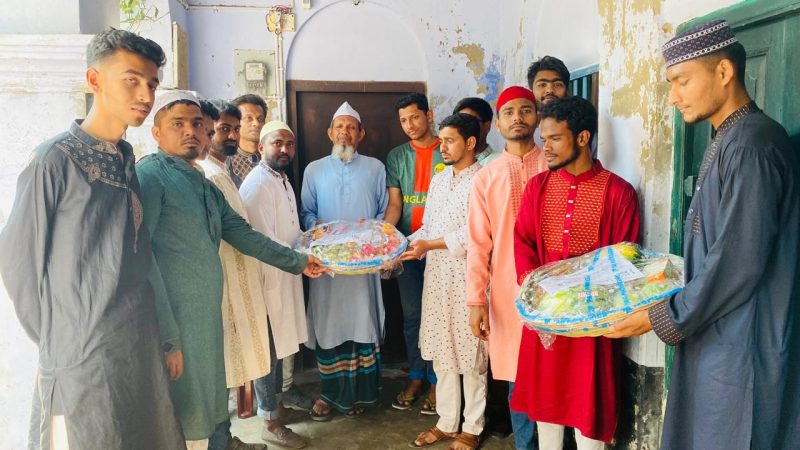 শহীদ আসিফ পরিবারে তারেক রহমানের পক্ষ থেকে ইফতার উপহার