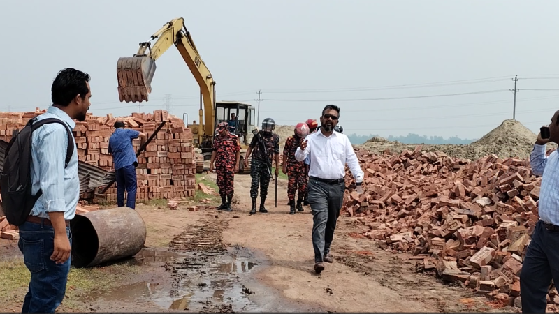 পরিবেশ ছাড়পত্র না থাকায় গুড়িয়ে দেওয়া হলো ৬টি অবৈধ ইট ভাটা