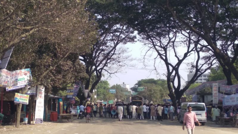 আওয়ামী লীগ নিষিদ্ধের দাবিতে কুষ্টিয়া-খুলনা মহাসড়ক অবরোধ করে শিক্ষার্থীদের বিক্ষোভ