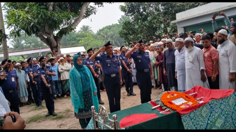 হাজারো মানুষের জানাযার মধ্যে দিয়ে বিদায় নিলেন বীর মুক্তিযোদ্ধা হাবিবুর রহমান সিরাজ