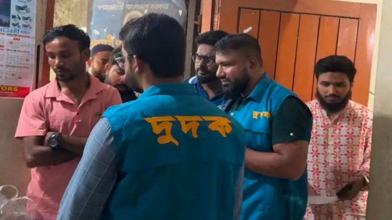 মাদারীপুরসহ ৩৫ জেলায় দুদকের হানা: বিআরটিএ অফিস যেন দালালের আখড়া