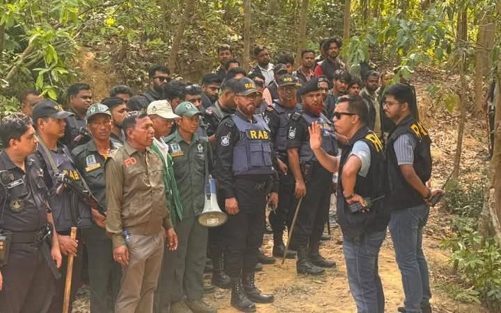 উখিয়া ও টেকনাফে যৌথ বাহিনীর অভিযান: মাদক ও অস্ত্র উদ্ধার