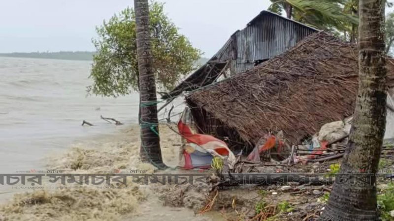 অতি বৃষ্টি ও তীব্র জোয়ারের পানিতে প্লাবিত রাঙ্গাবালী,বিপাকে জনজীবন!