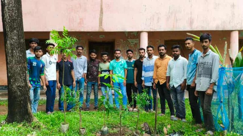 শহীদ প্রেসিডেন্ট জিয়াউর রহমানের মৃত্যুবার্ষিকী উপলক্ষে কলসকাঠী ডিগ্রী কলেজ ছাত্রদলের বৃক্ষ রোপণ